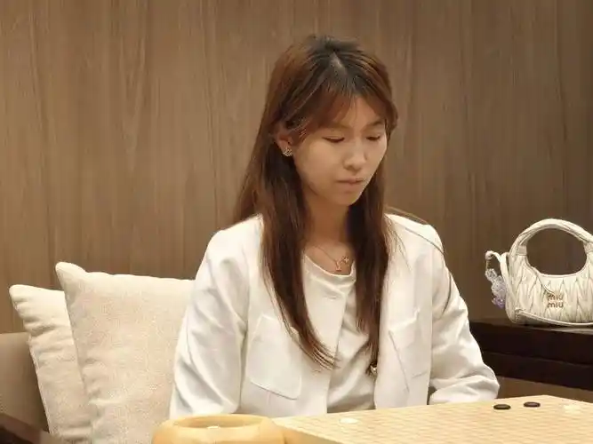 吴依铭三连胜引爆棋坛,仲邑堇明日攻擂能否终结奇迹